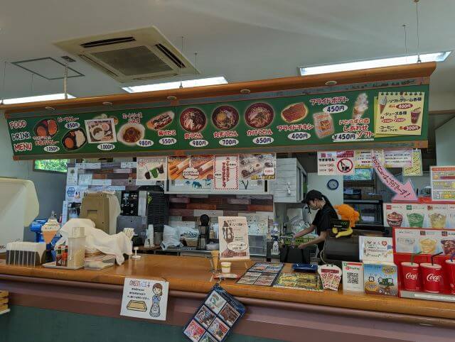 福岡県北九州市にある到津の森公園のレストラン「フォレスト」の店内画像。